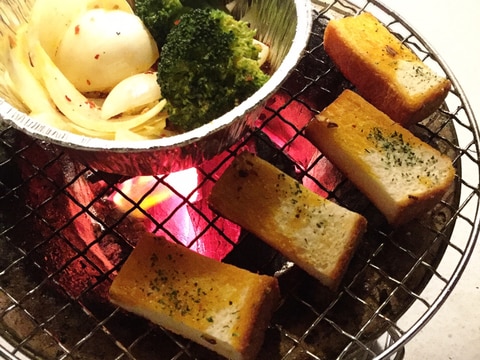 【キャンプ飯】【パン】七輪で炭火ガーリックトースト